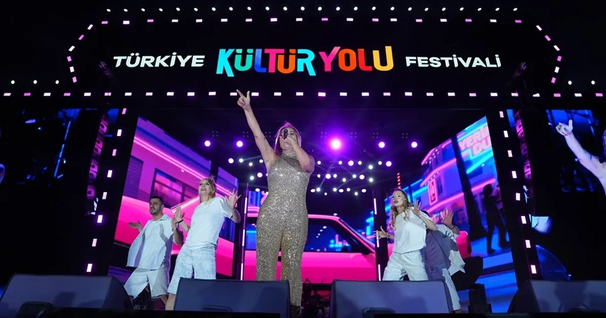 Demet Akalın, coşkuyu Bursa'da zirveye taşıdı