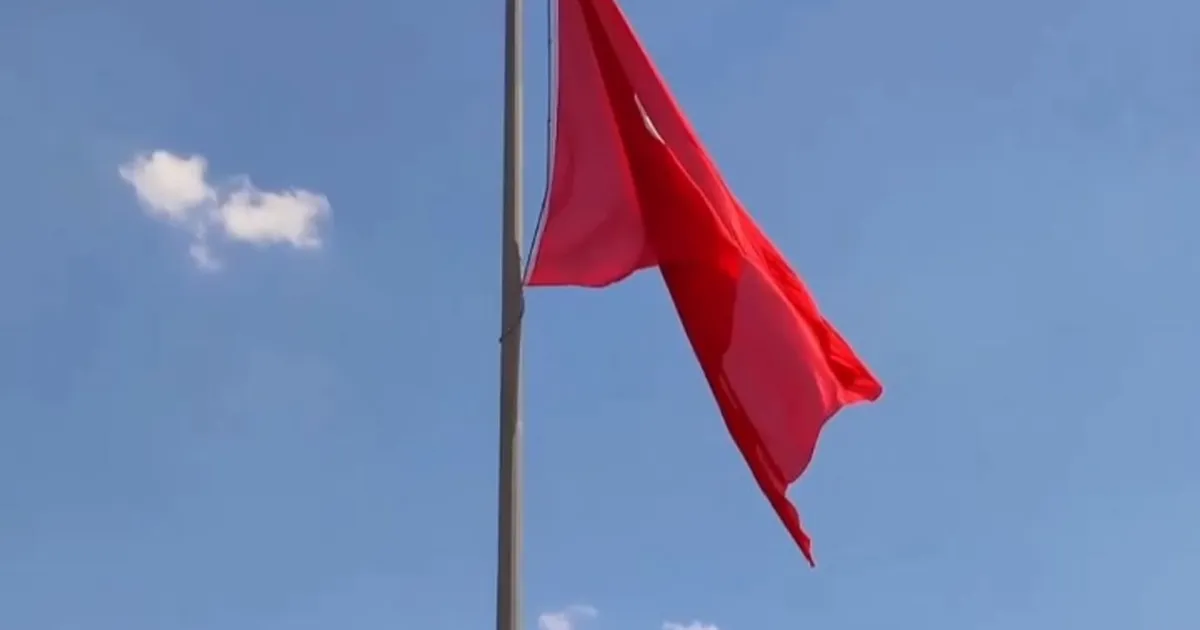 Ceylanpınar'da yıpranan Türk bayrağı yenilendi