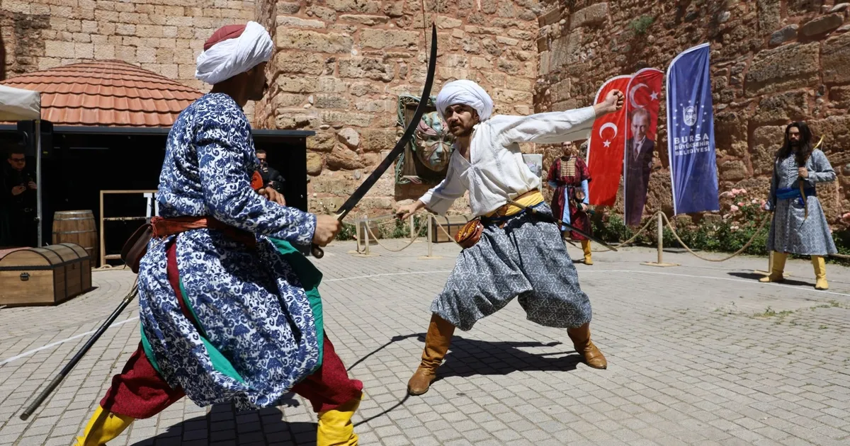 Bursa Zindankapı'da Türk kılıçları çekildi
