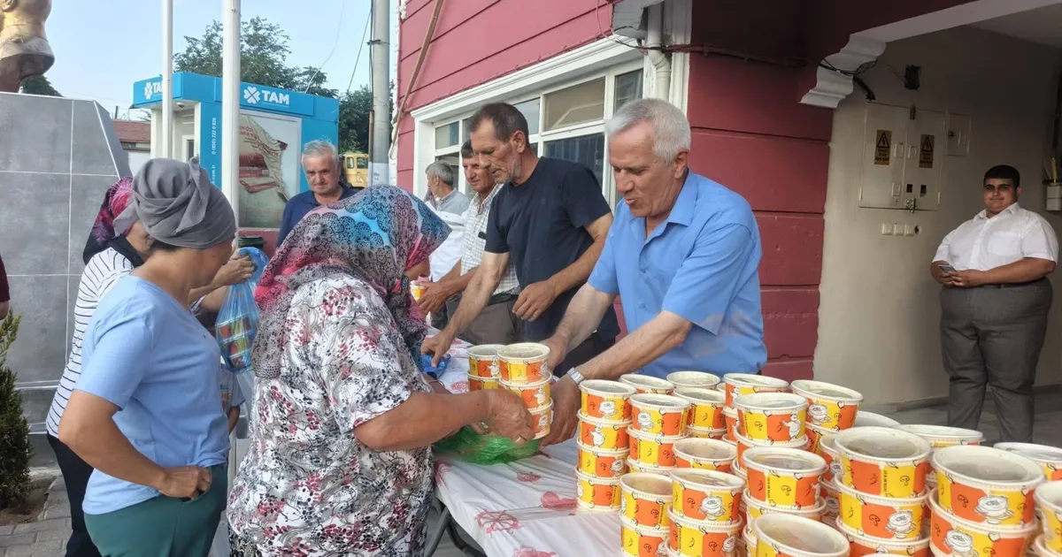 Esetçe Belediyesi aşure dağıttı