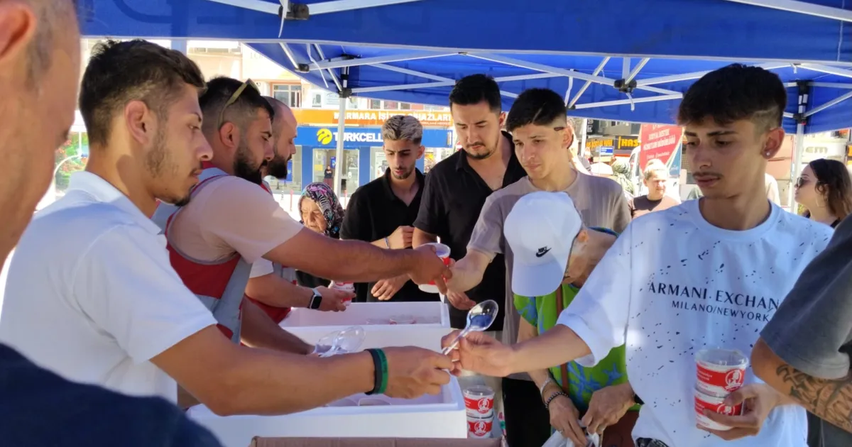 İzmit'ten vatandaşlara aşure ikramı
