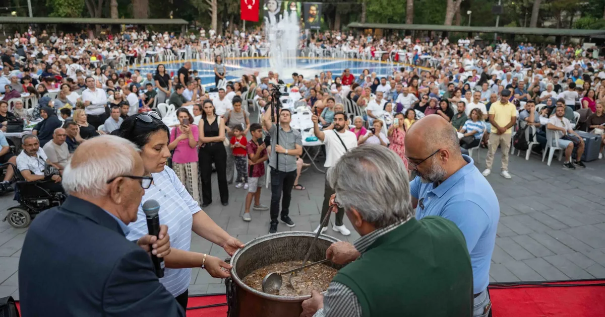 İzmir Bornova’da 3500 kişilik aşure sofrası kuruldu