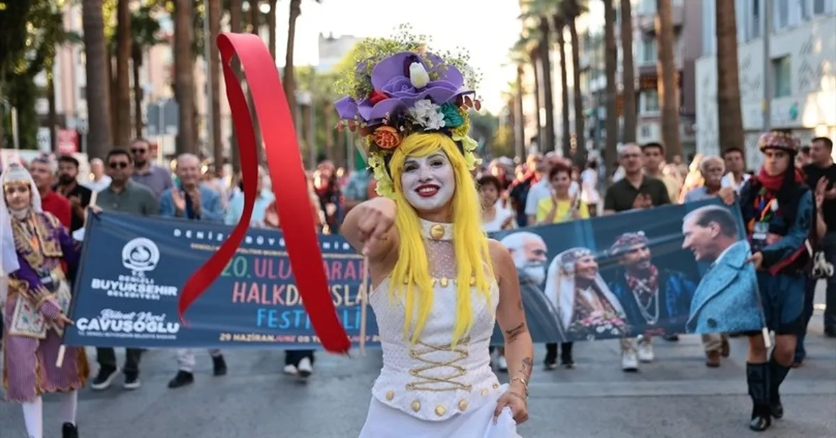 20. Uluslararası Halk Dansları Festivali kortejle başladı