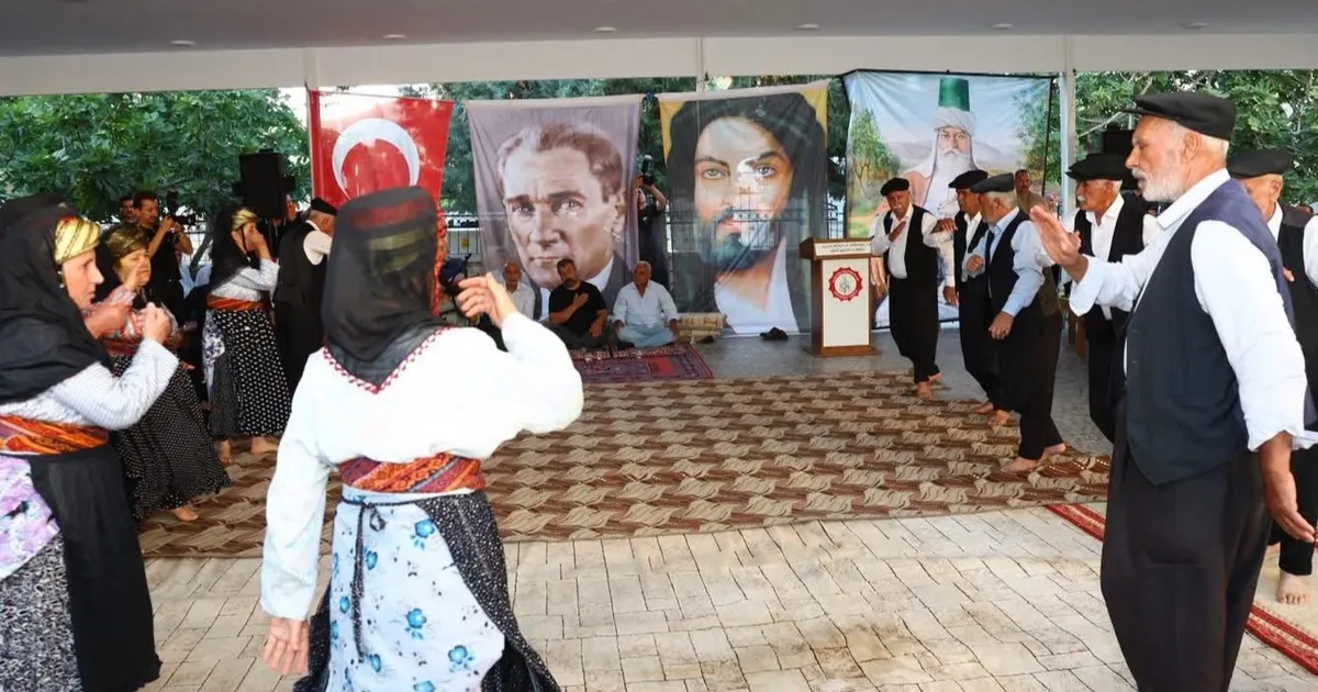 Adıyaman’da gönüller aşurede buluştu... Alevi Canlar ve Sünniler aynı sofrada kardeşliği yaşattı