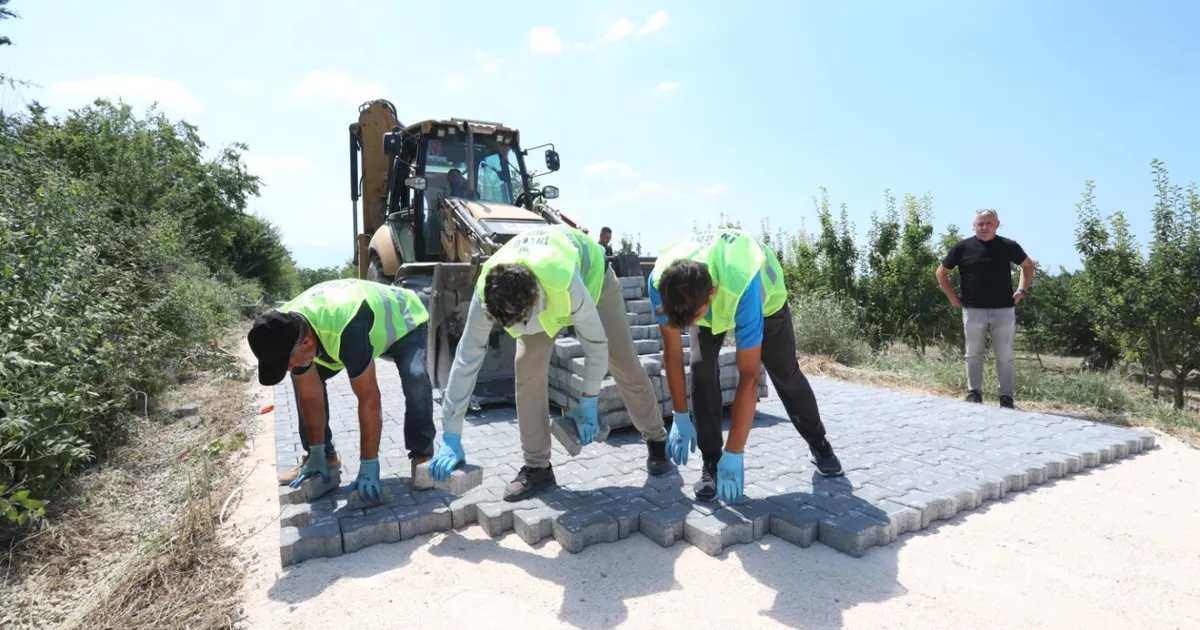 Bursa İnegöl Belediyesi’nin kırsalda parke taş uygulamaları devam ediyor