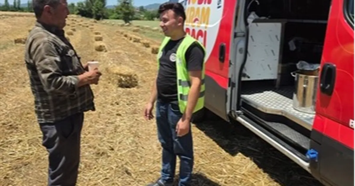 Denizli'de tarlalara soğuk su ve limonata desteği