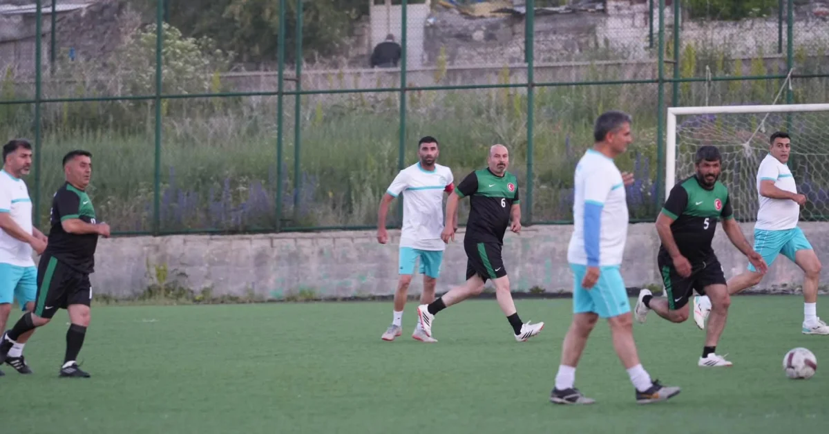 Kars'ta Veteranlar Ligi başladı: 40 yaş üstü futbolcular yeşil sahalara döndü - Spor Haberleri