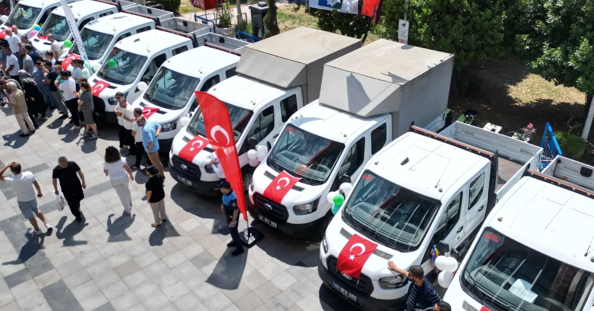 İzmit'in araç filosunu 400'e çıkardı... Yeni hizmet araçları tanıtıldı - Gündem Haberleri