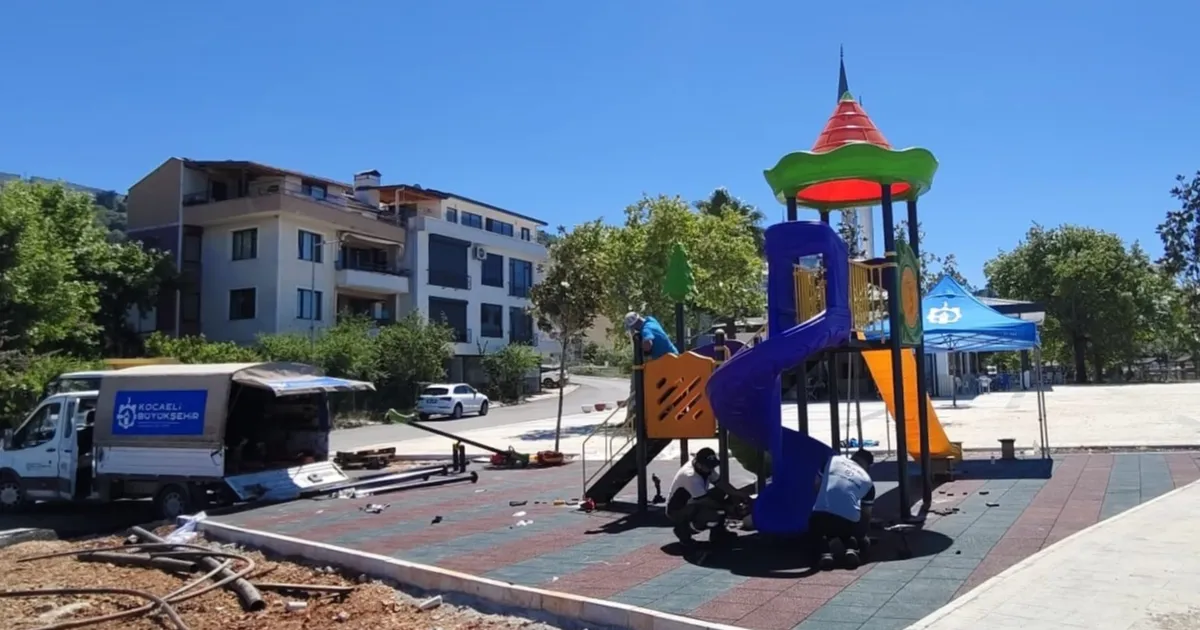 Gölcük Ulaşlı’da çocukların neşesi sahile taşınıyor
