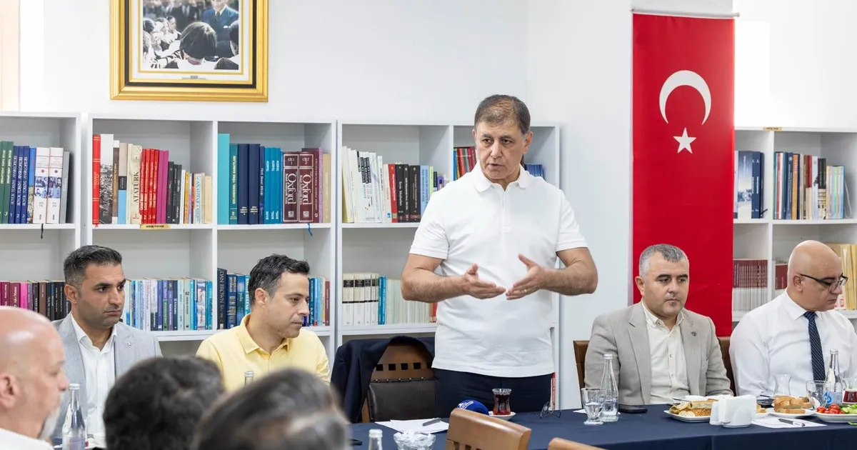Başkan Tugay mesaisine Kemeraltı esnafıyla başladı... "Tek derdimiz işimizi iyi yapmak"