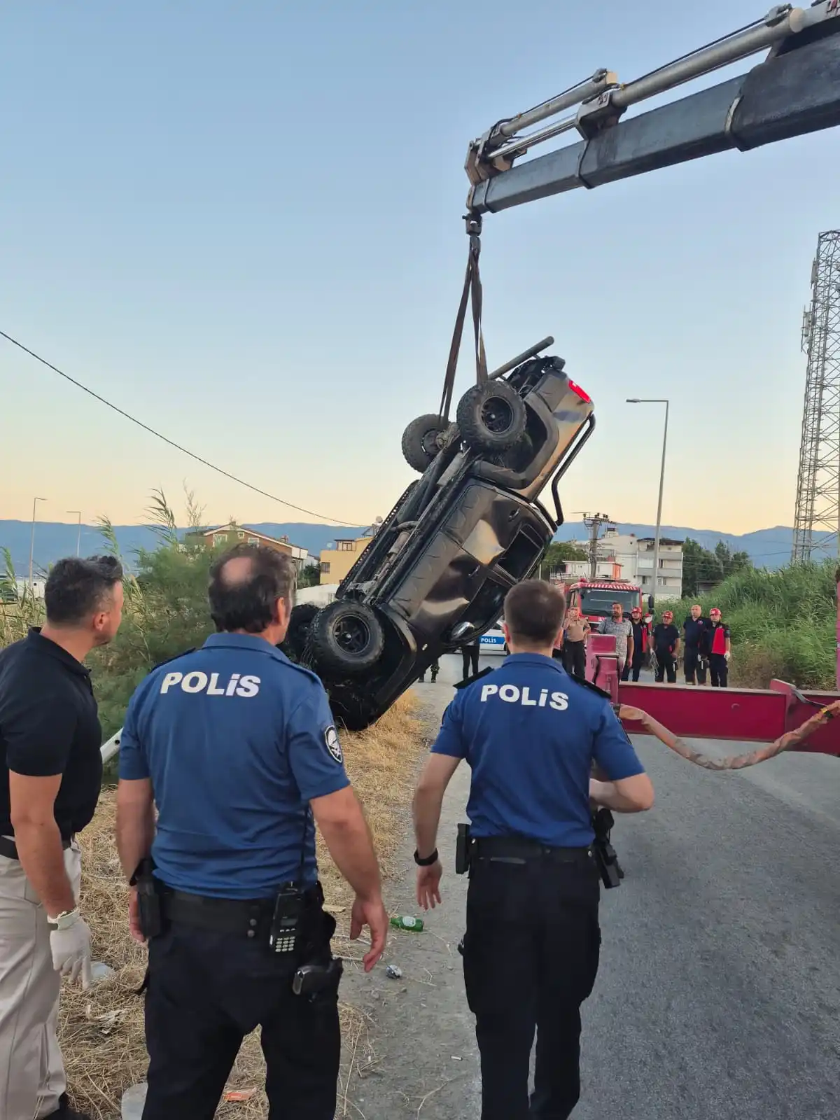 Balıkesir Edremit'te kamyonet dereye uçtu: 2 kişi hayatını kaybetti