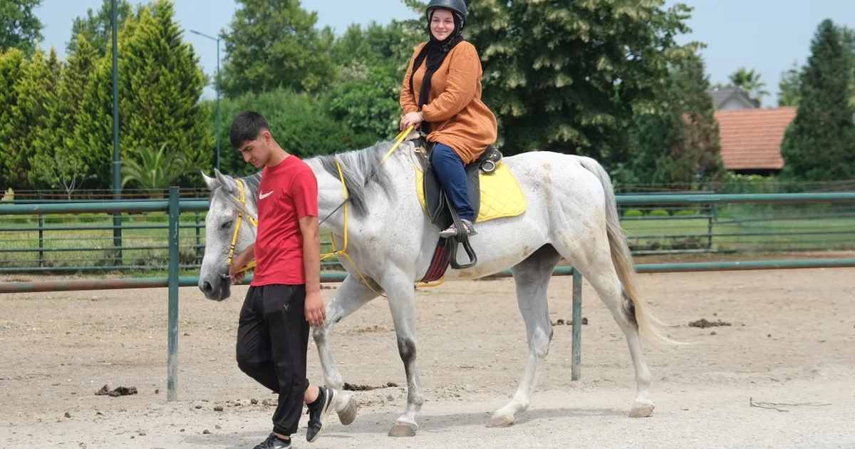 Sakarya'da sağlıklı yaşam yolculuğunda at biniciliği heyecanı