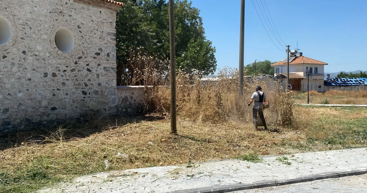 Manisa'da Karacaahmet Türbesi’nde Büyükşehir'den hummalı temizlik