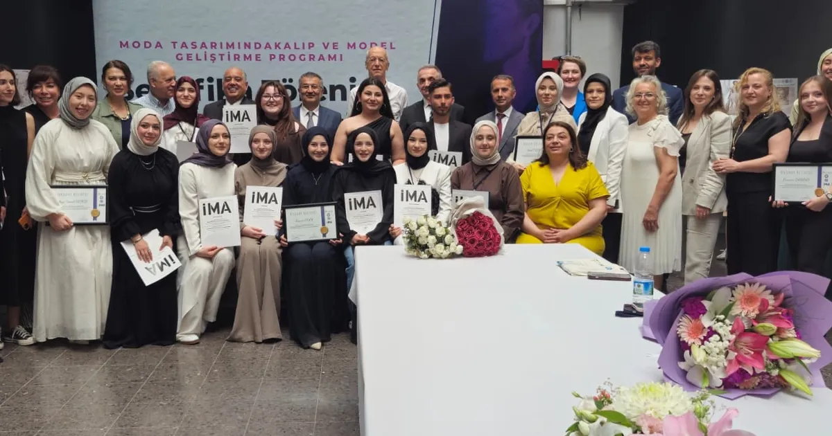 Bursa'da geleceğin moda tasarımcıları sertifikalandı