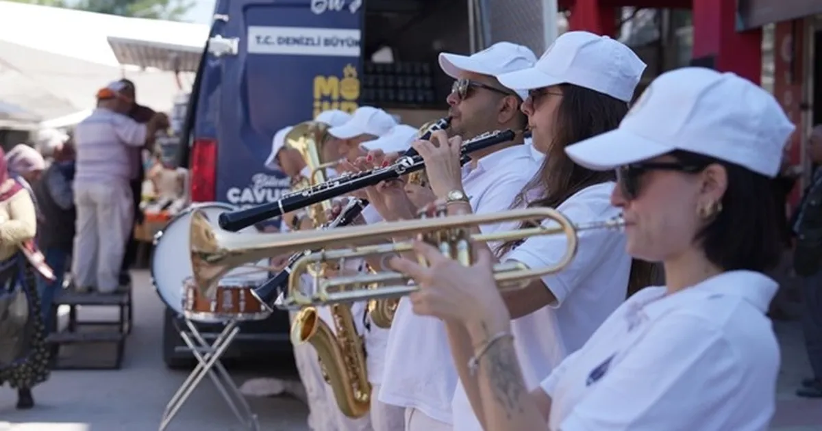 Denizli’de pazar yerlerinde müzik ve ikram şöleni