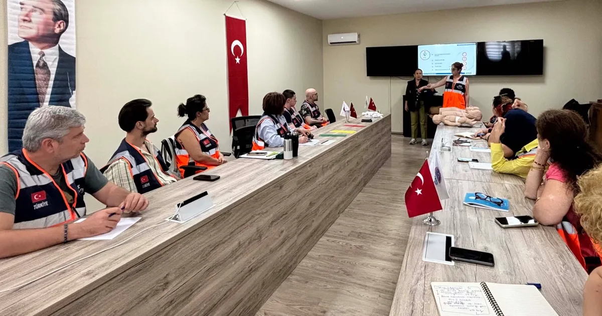 İstanbul Maltepe'de gönüllülere afet eğitimi