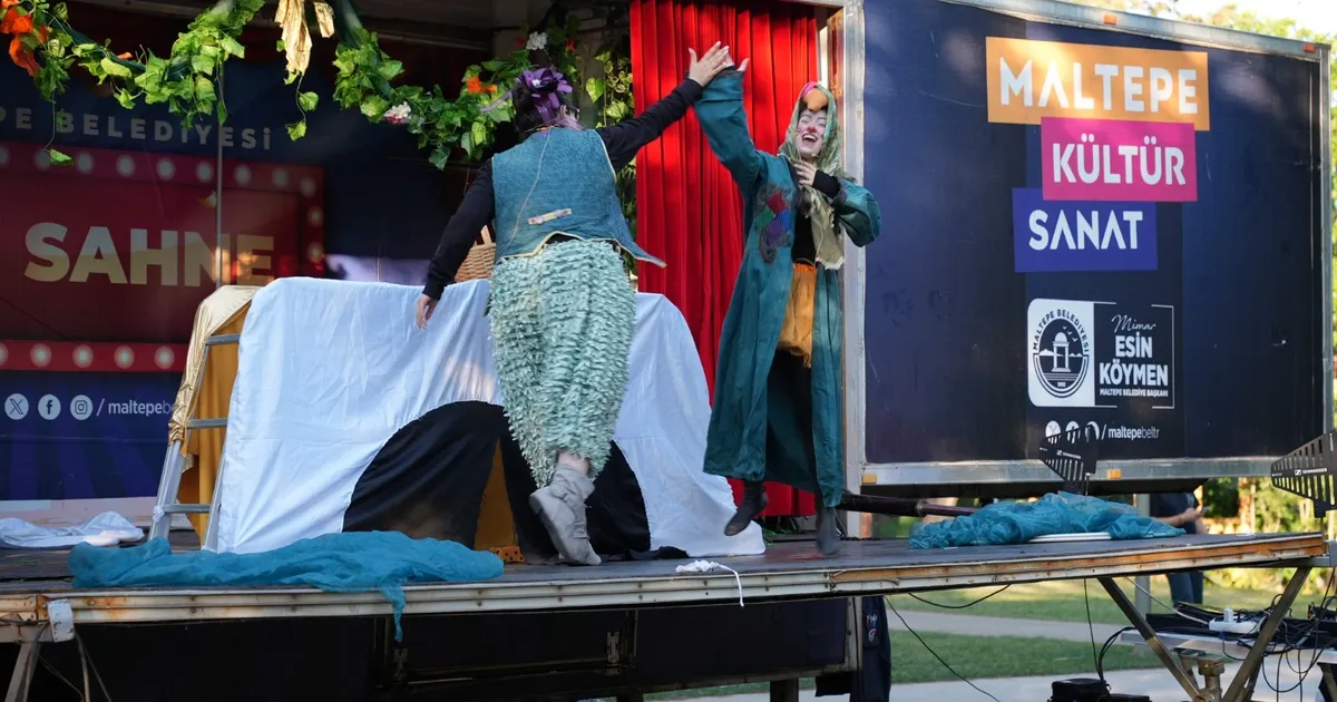 İstanbul Maltepe'de gezici yaz tiyarosu başladı - Gündem Haberleri