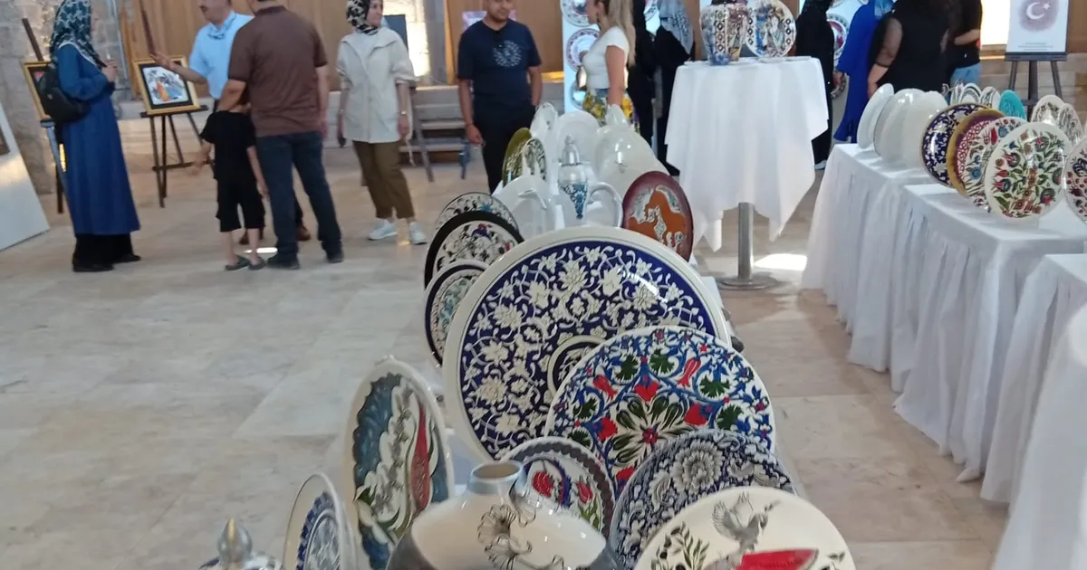 Şehit yakınları ile gazilerden çini ve grafik sergisi
