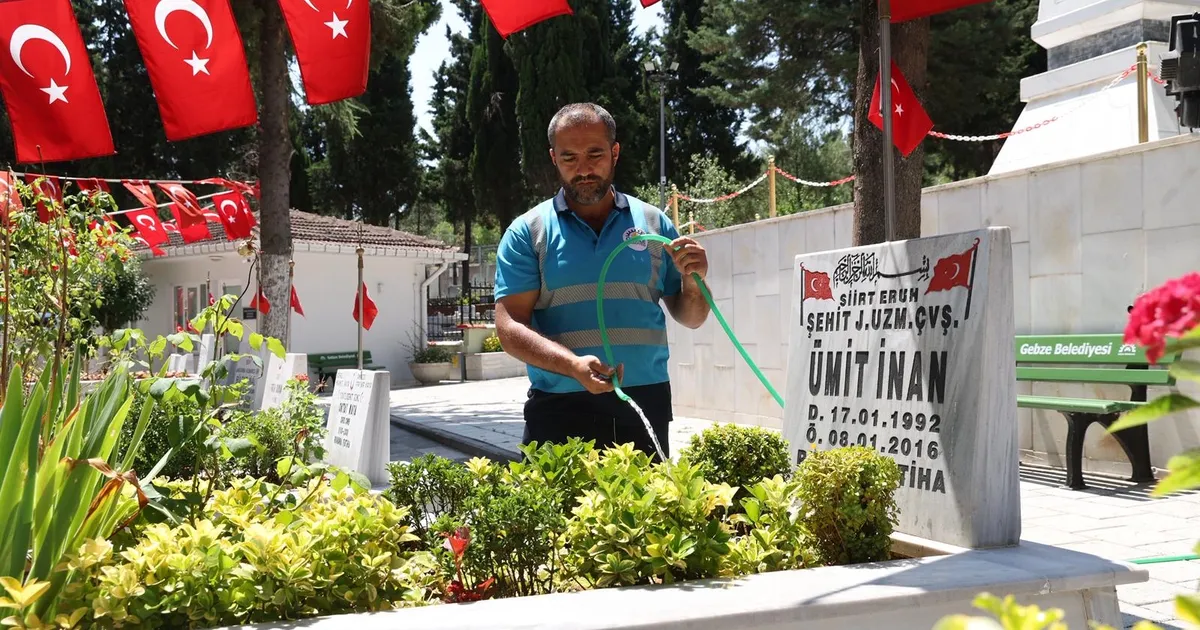 Gebze'de mezarlık ve şehitliklere kapsamlı bakım