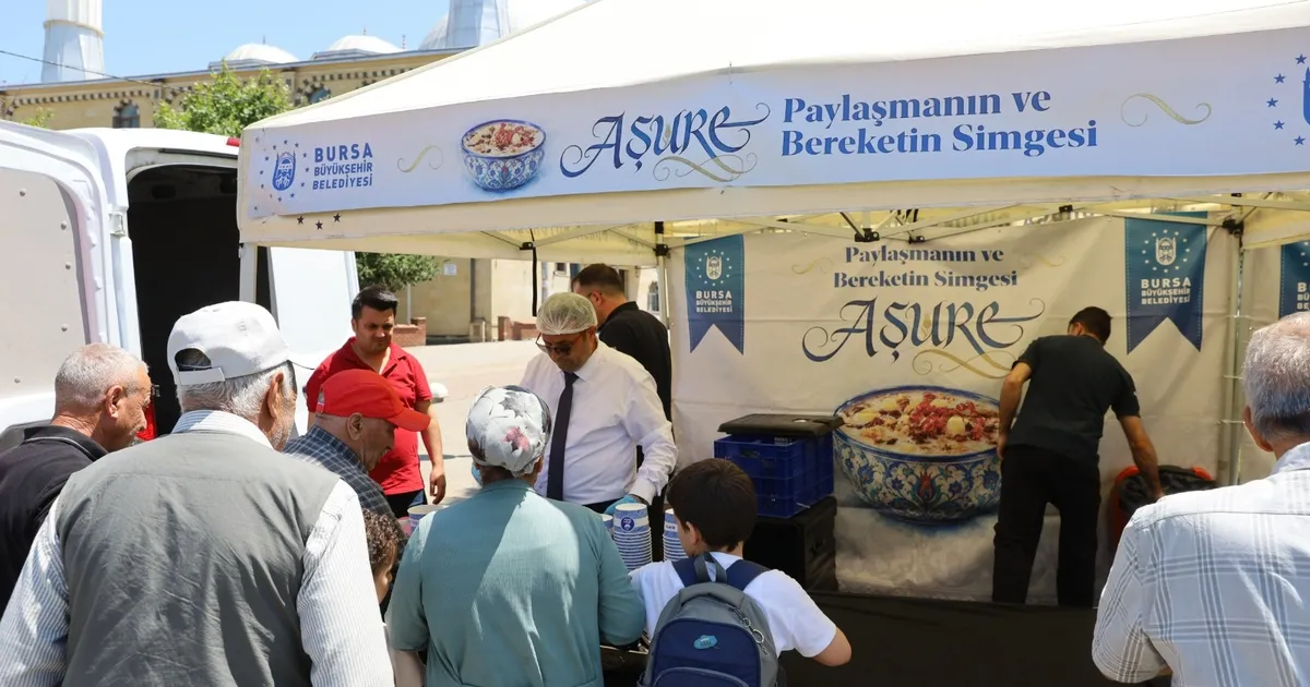 Bursa Büyükşehir'in aşure geleneği Şirinevler'de yaşatıldı