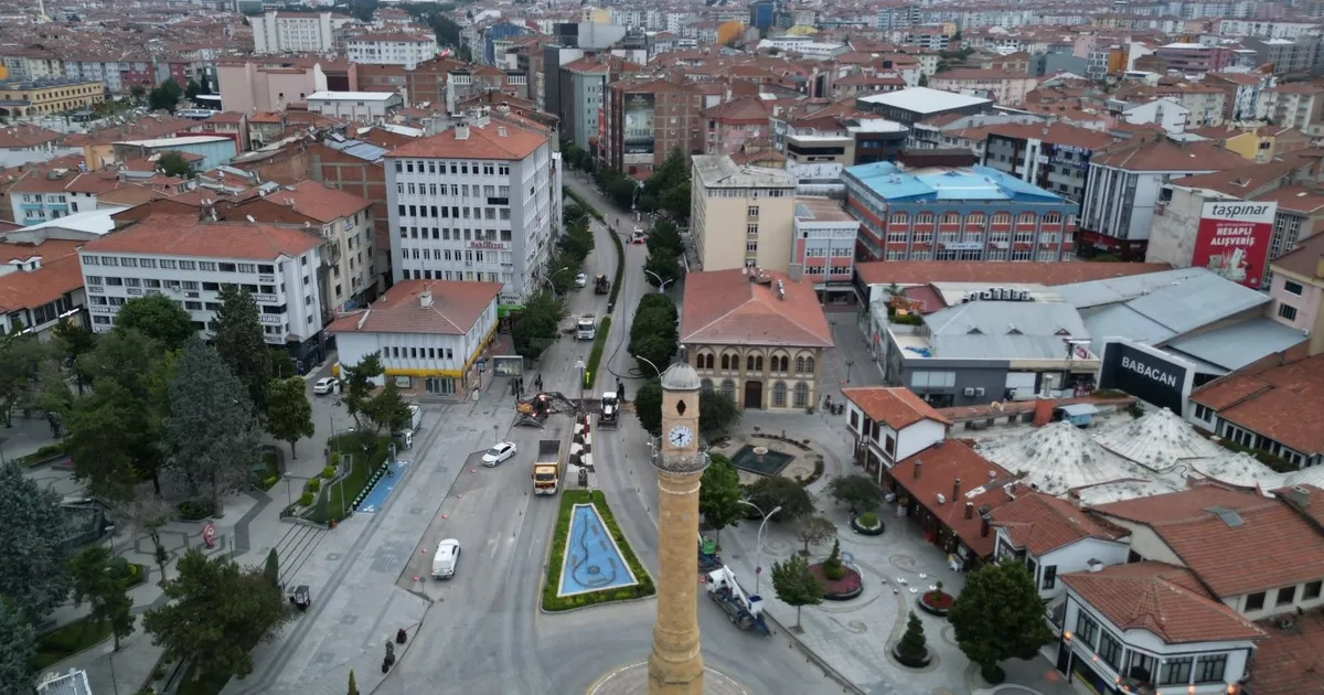 Çorum’da Gazi Caddesi’nde gece asfalt çalışması