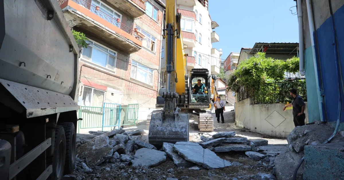 İzmit Belediyesi Kanlıbağ'da beton yolu yeniliyor