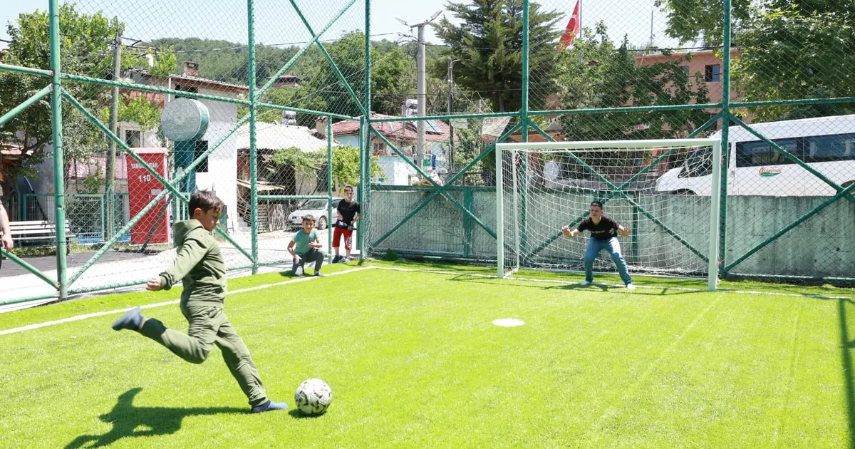 Bursa Osmangazi’de bir halı saha hizmeti daha