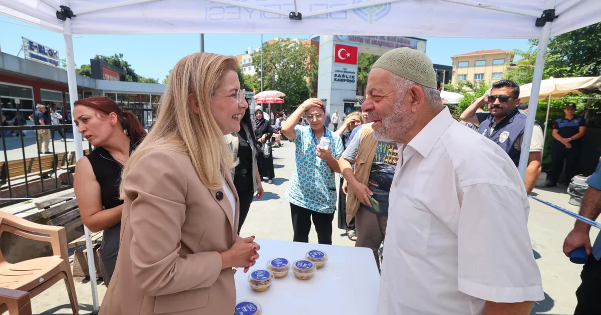 İstanbul Bakırköy'de binlerce kişiye aşure ikramı