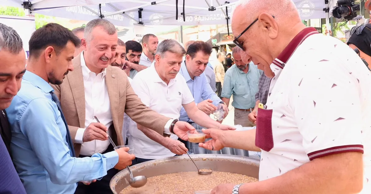 Kocaeli'de aşure kazanı kardeşlik için kaynadı