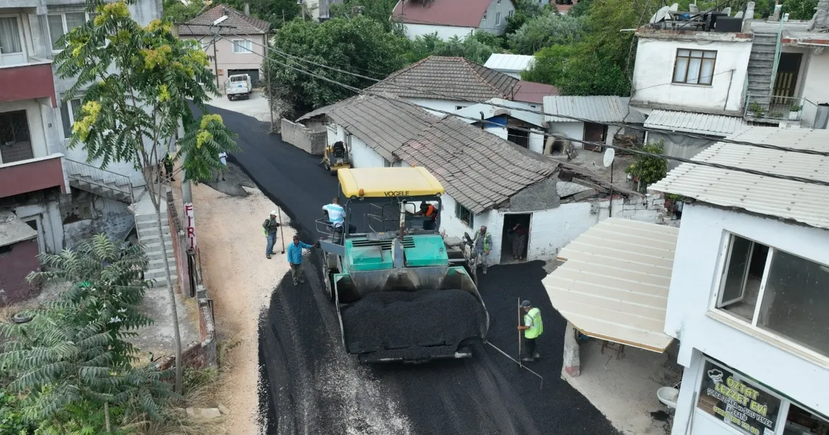 Bursa Karacabey'in Yenikaraağaç Mahallesi'nde yollar yenileniyor
