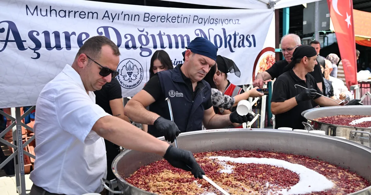 Manisa Büyükşehir’den pazarda 2 bin kişiye aşure ikramı