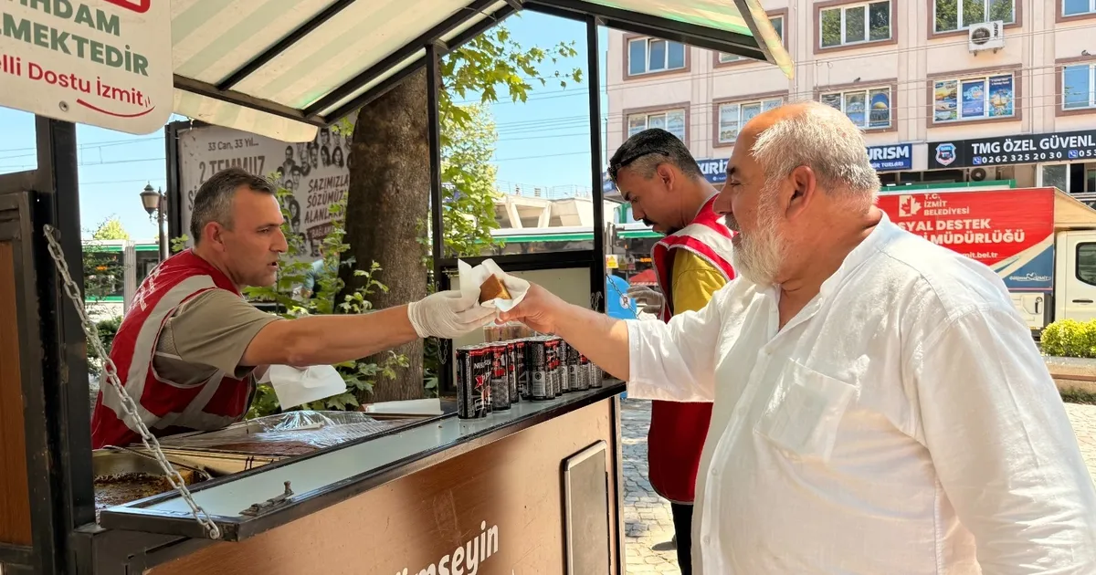 İzmit Belediyesi'nden serinleten ikramı