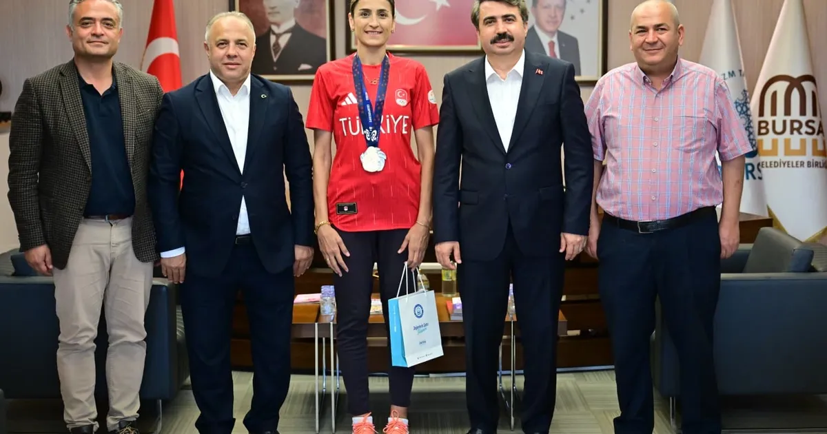 Milli tekvandocu madalya sevincini Oktay Yılmaz'la paylaştı