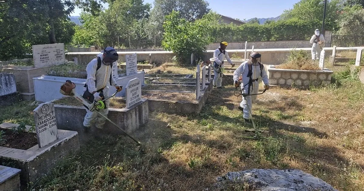 Antalya Büyükşehir ekiplerinden ilçe mezarlıklarında çalışma - Gündem Haberleri