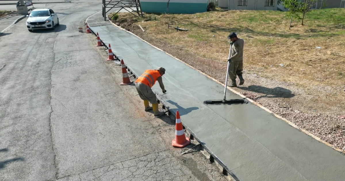 Kocaeli İzmit’te Gündoğdu Mahallesi’ne yeni beton kaldırım