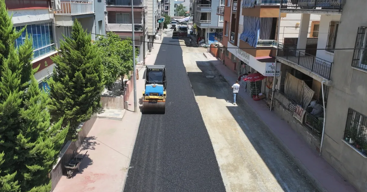 Manisa Alaşehir'in yollarında 'sıcak' çalışma