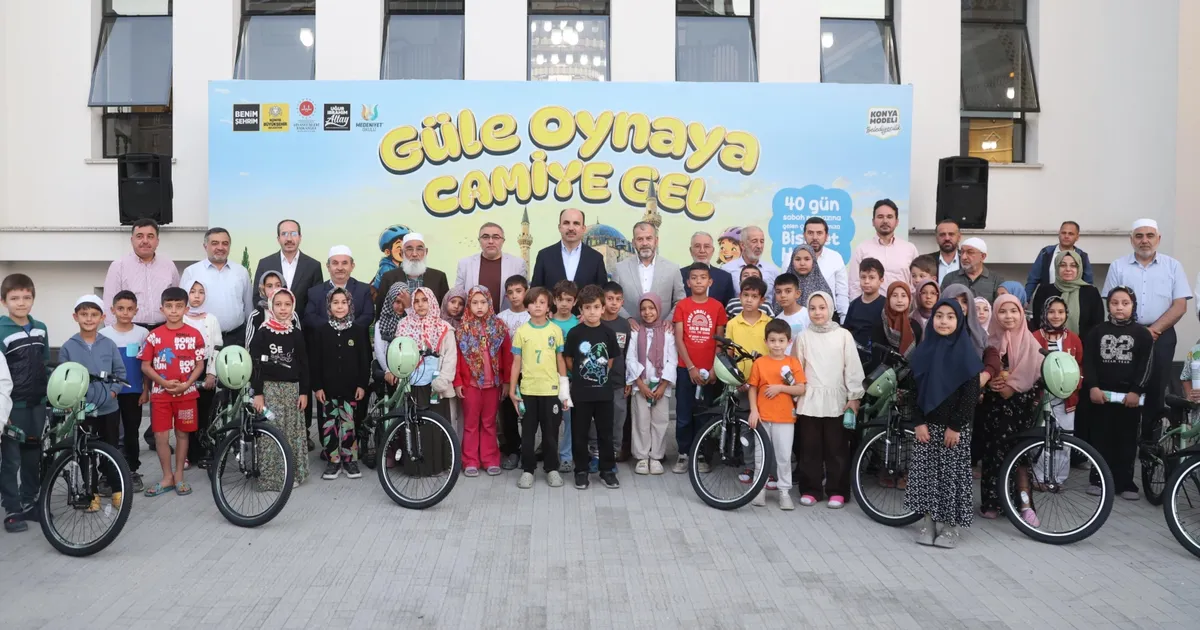 Konya'da 'güle oynaya camiye' gittiler