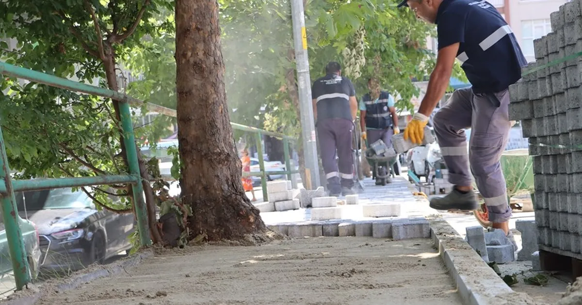 İstanbul Maltepe’de kaldırım düzenleme çalışmaları sürüyor