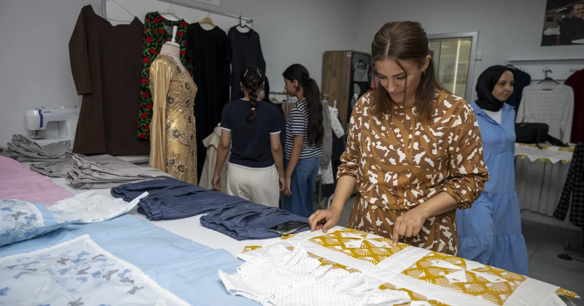 Mersin’de kadın kursiyerlerden el emeği sergisi