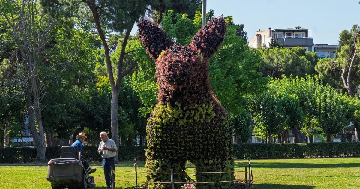 İzmir Kültürpark'taki doğayla şekillenen figürler ilgi görüyor