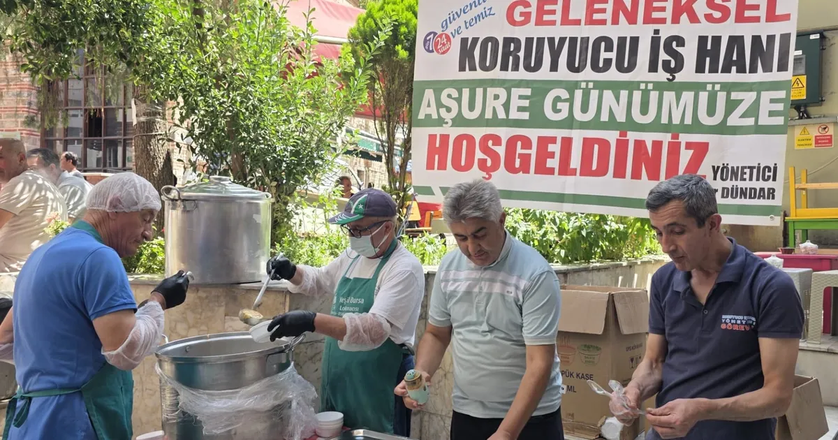 Bursa'da tarihi Koruyucu İşhanı'nda dev aşure buluşması