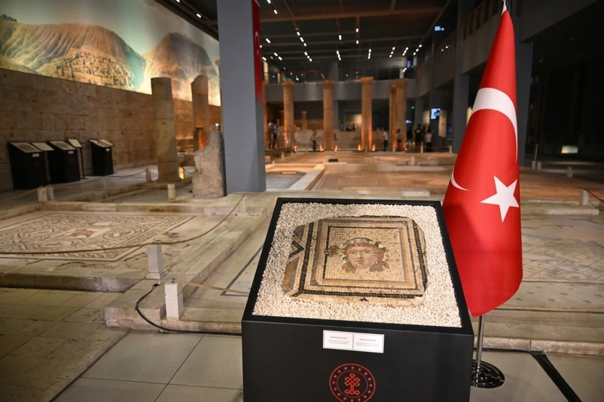 Çingene Kızı Mozaiği'nin 13. parçası 60 yıl sonra Türkiye'ye döndü