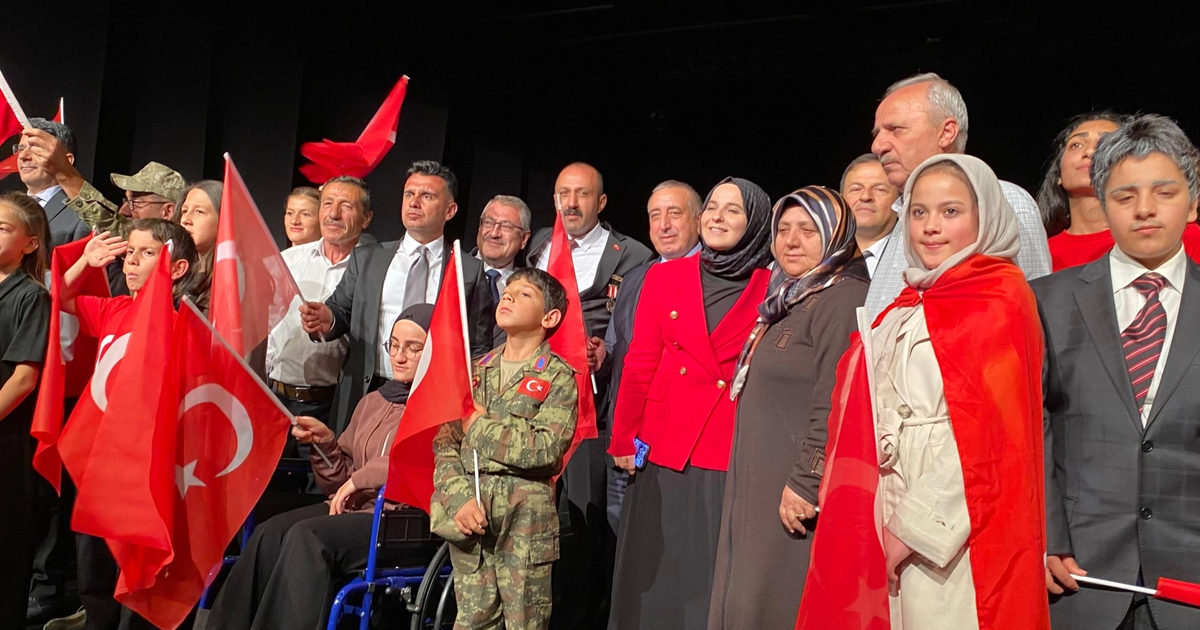 Erzurum'da çocuklar 15 Temmuz'u sahneye taşıdı