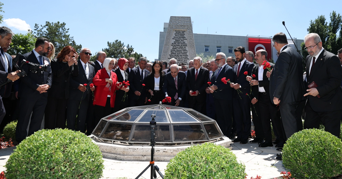 15 Temmuz'da TBMM'de ilk bombanın düştüğü alana karanfil bırakıldı