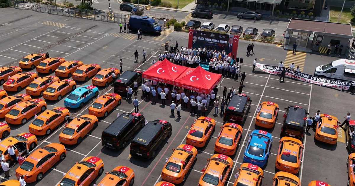 İstanbul'da 253 taksilik 'Demokrasi Konvoyu'