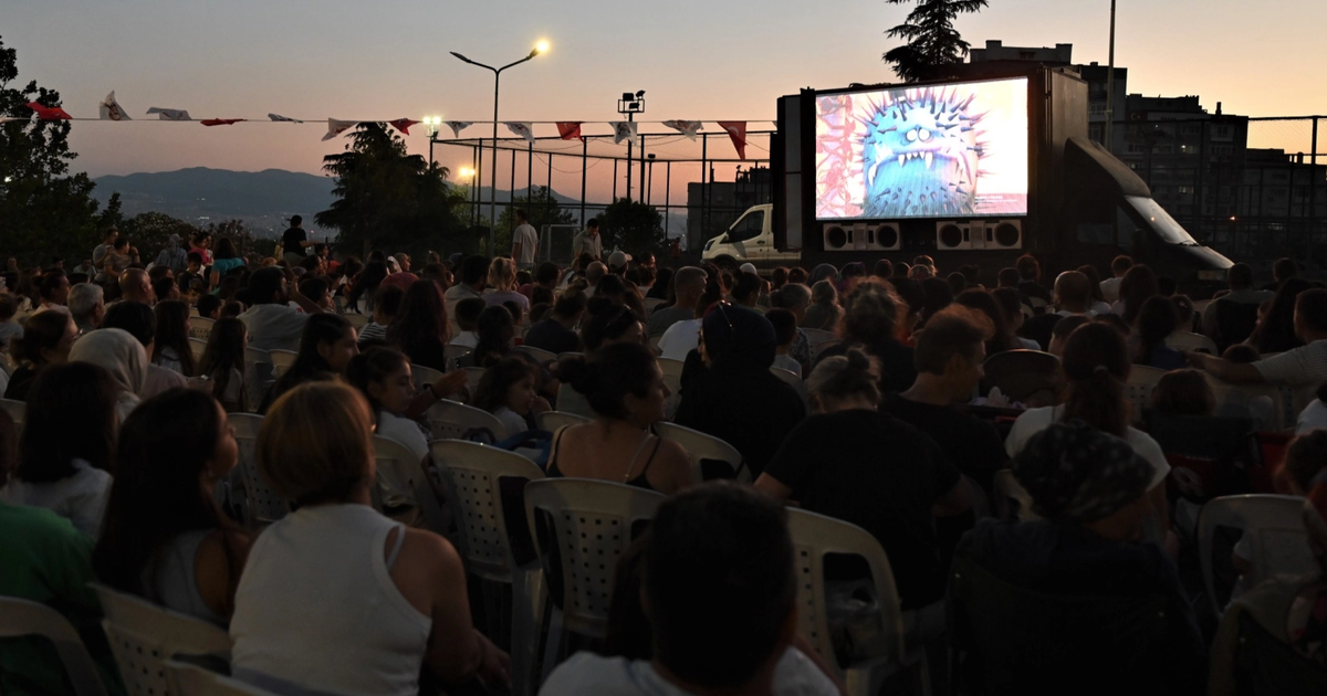 Bornova'da açık hava sinemasına büyük ilgi