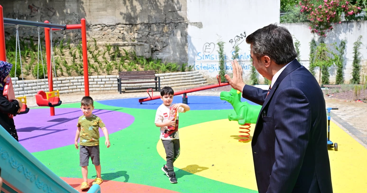 Bursa Yıldırım'da parklara yaz bakımı