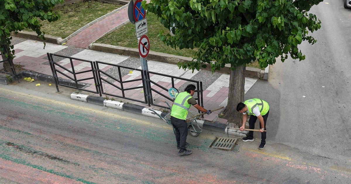 Manisa'da 17 ilçede yağmur suyu ızgaralarına düzenli bakım