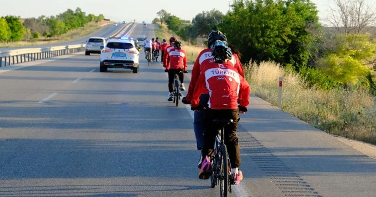 Konya'dan 7'si görme engelli 20 kişi Ankara'ya pedal çevirdi