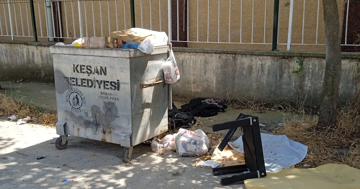Keşan'da vatandaşlardan ot ve çöp isyanı